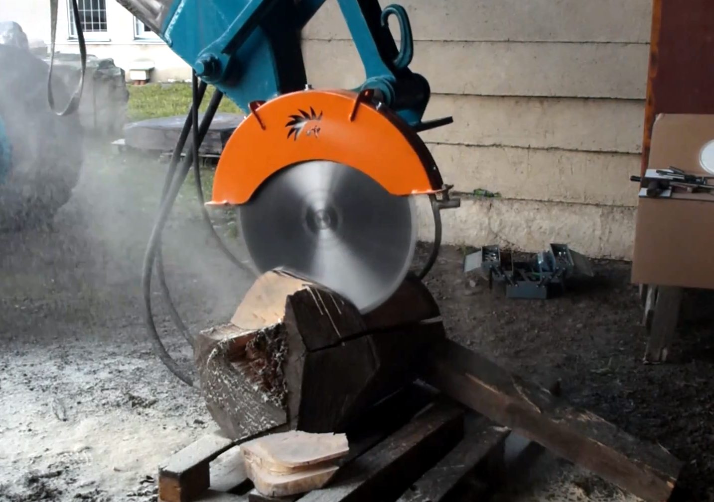 D2HS rocksaw fitted with wood cutting blade