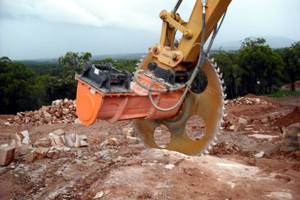 An Echidna C5 in Queensland Quarry, fitted with extension. The extension is not needed at this time, so the  headbracket nearest the saw is in use to avoid stress on the excavator arm.