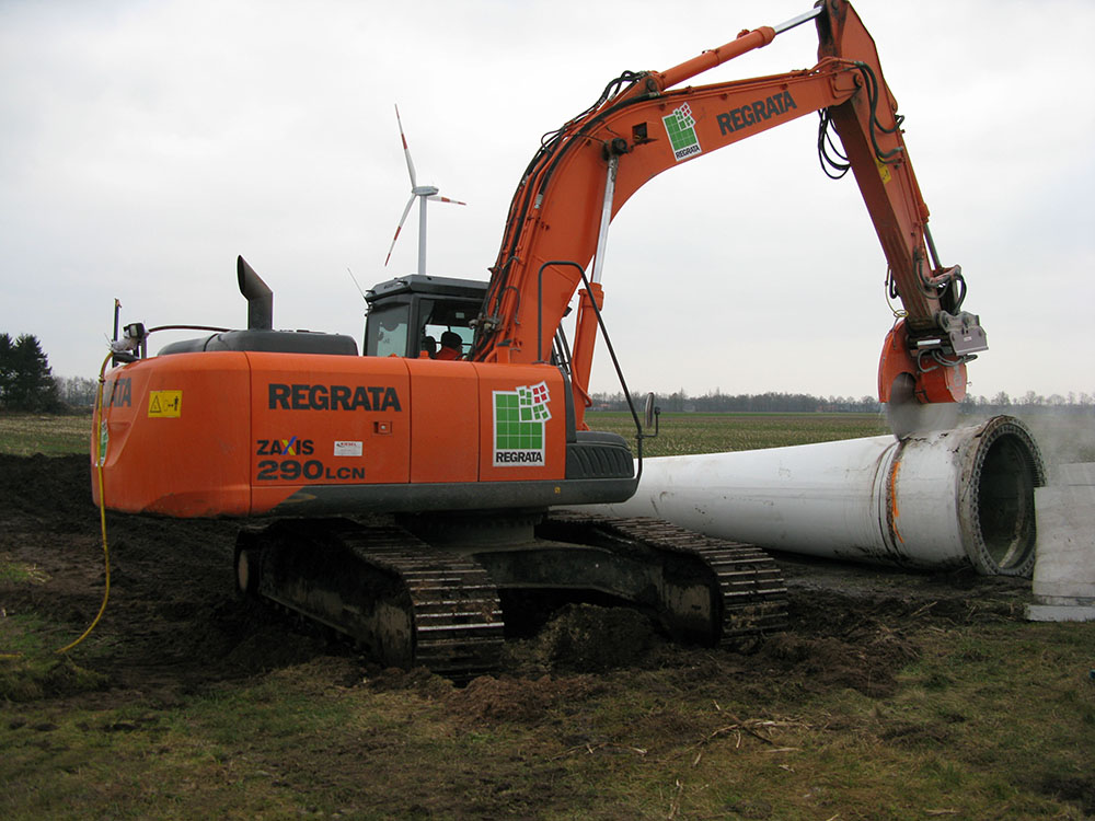 Cutting wind turbine blades for removal